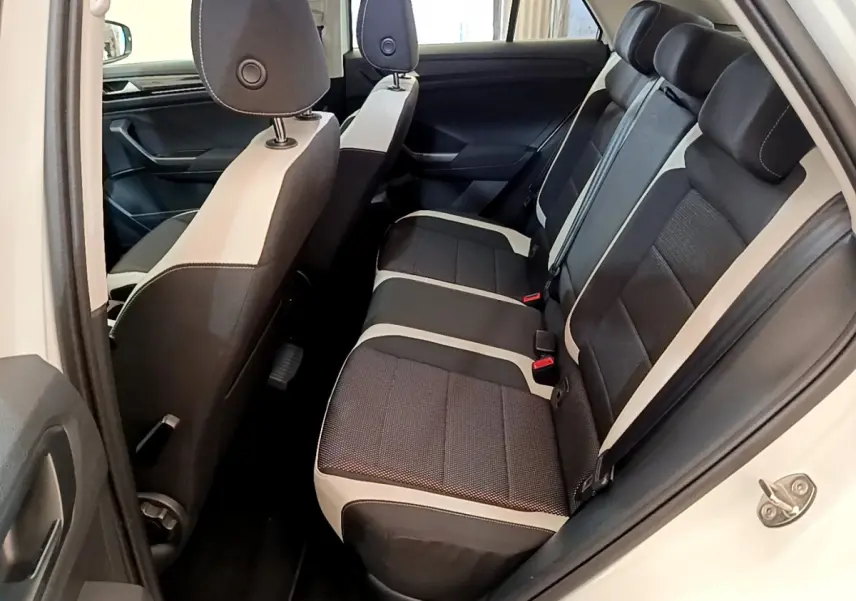 Vue intérieure côté droit sur la banquette arrière bicolore noire et blanche du Volkswagen T-Roc blanc 2020.