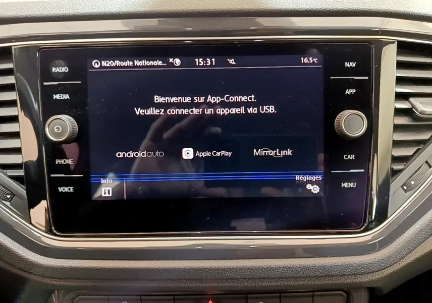 Écran tactile central noir du tableau de bord du Volkswagen T-Roc blanc, affichant App-Connect et options de connexion USB.