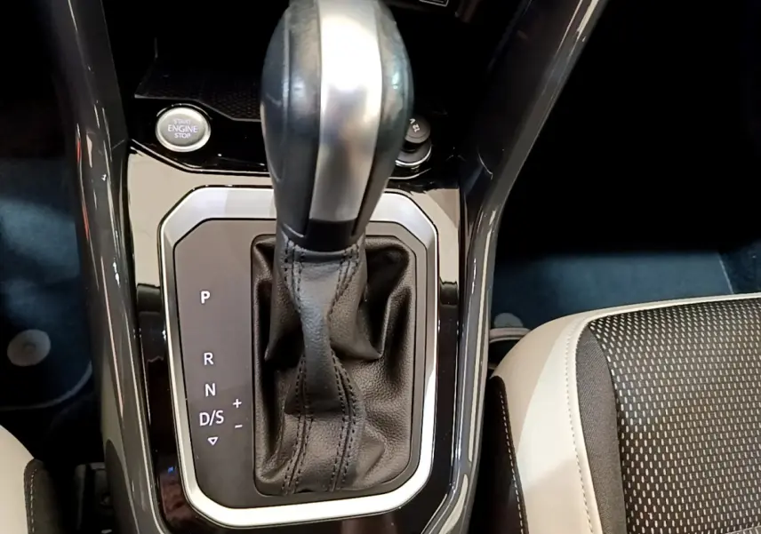 Le levier de vitesse automatique noir et argenté du Volkswagen T-Roc 1.5 TSI, vue rapprochée de la console centrale.