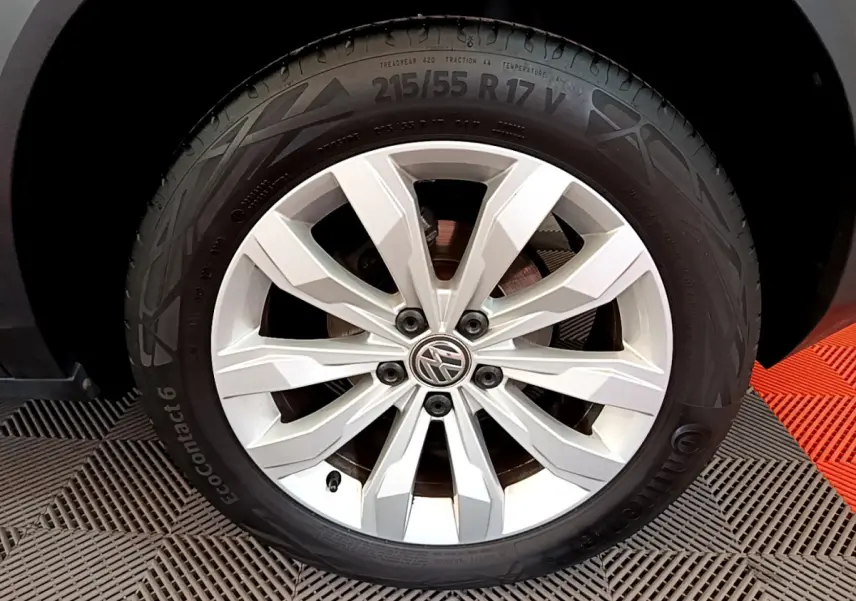 Gros plan sur la jante alliage argentée avec logo Volkswagen du côté avant droit du T-ROC blanc 2020.