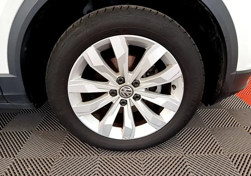 Gros plan sur la roue avant gauche blanche d'un Volkswagen T-Roc 2020 avec jante alliage à 10 branches.