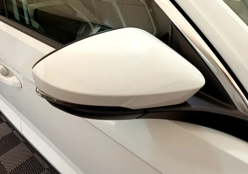 Gros plan sur le rétroviseur droit blanc du Volkswagen T-Roc 1.5 TSI 150 EVO CARAT DSG7 de 2020.