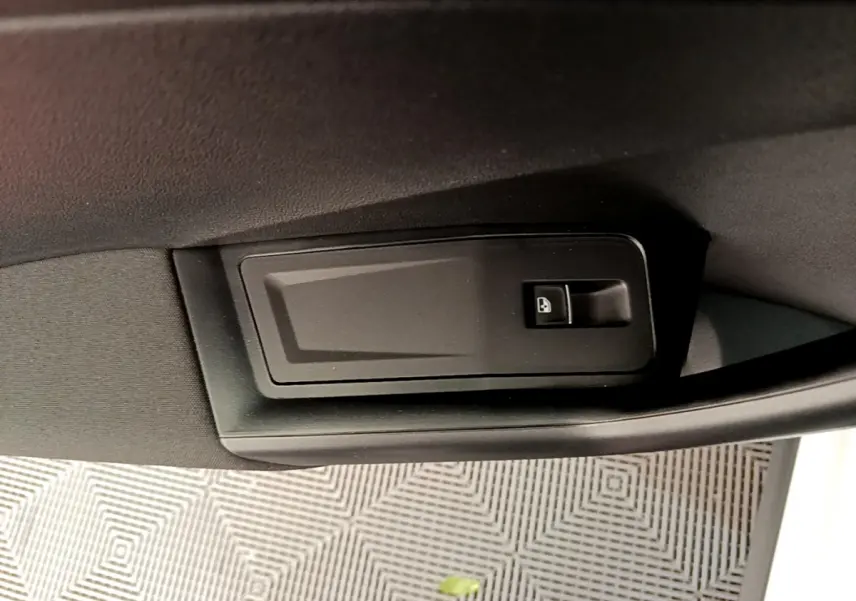 Gros plan sur la commande de verrouillage de porte côté intérieur d'une Volkswagen T-Roc blanc 2020.