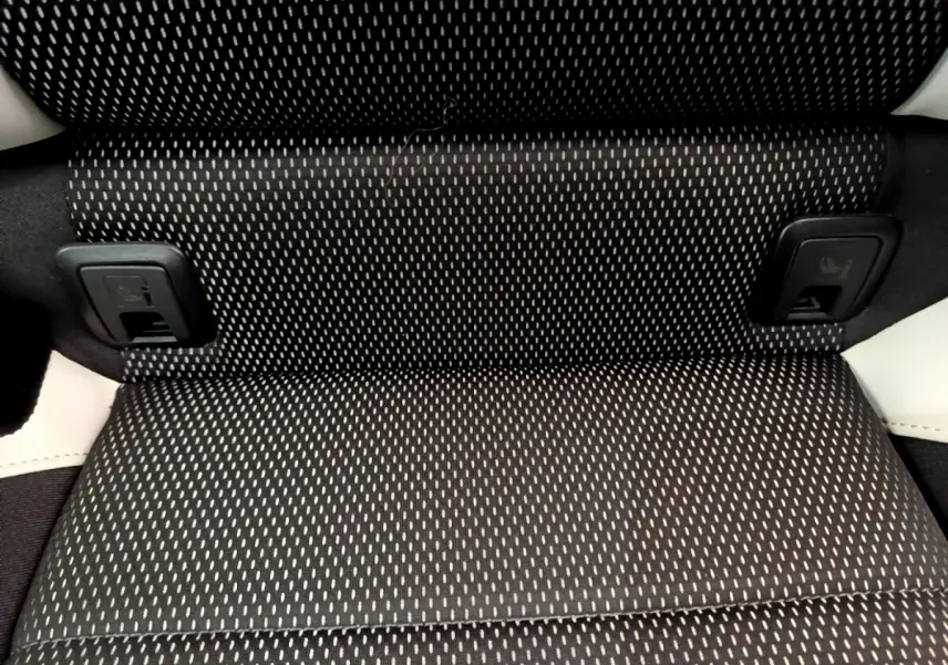 Gros plan sur la banquette arrière noire à motifs blancs du Volkswagen T-Roc 1.5 TSI 150 EVO CARAT 2020.