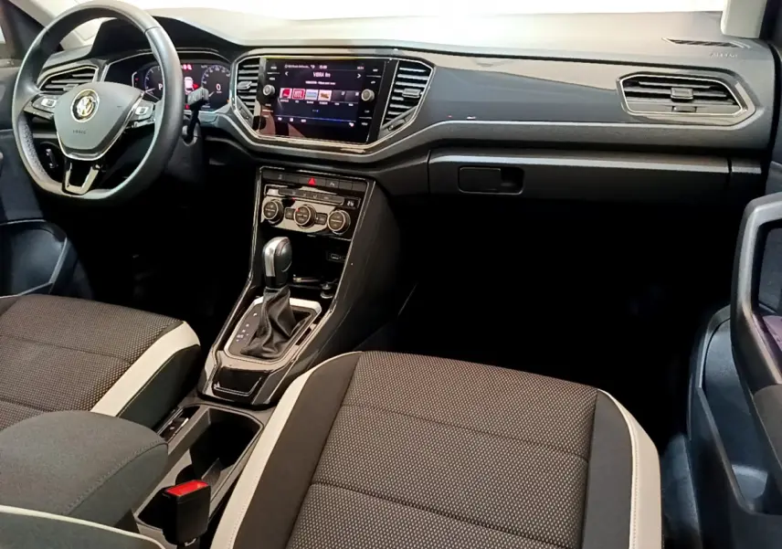 Intérieur du Volkswagen T-Roc 1.5 TSI 2020, vue de face sur tableau de bord noir et sièges tissu bicolore.