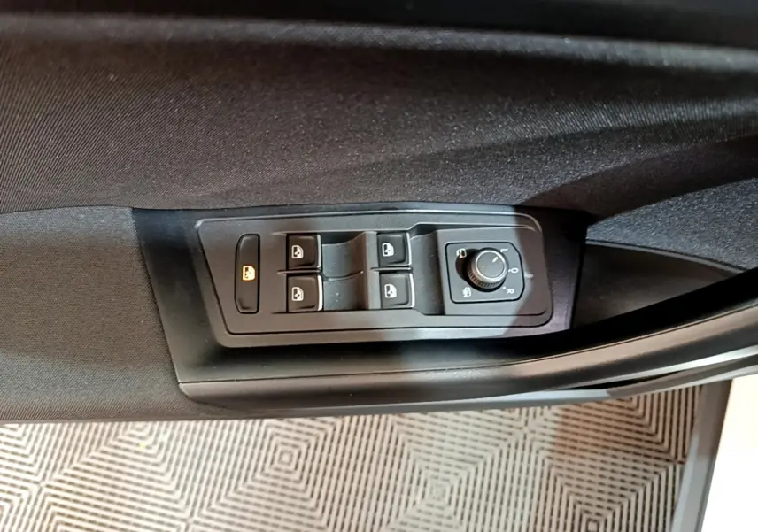 Panneau de commandes des vitres et rétroviseurs côté conducteur du Volkswagen T-Roc blanc 2020.