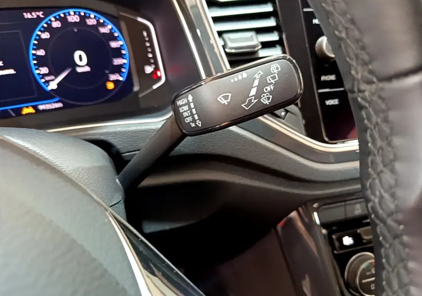 Gros plan sur la manette d’essuie-glace côté gauche du tableau de bord du Volkswagen T-Roc blanc 2020.