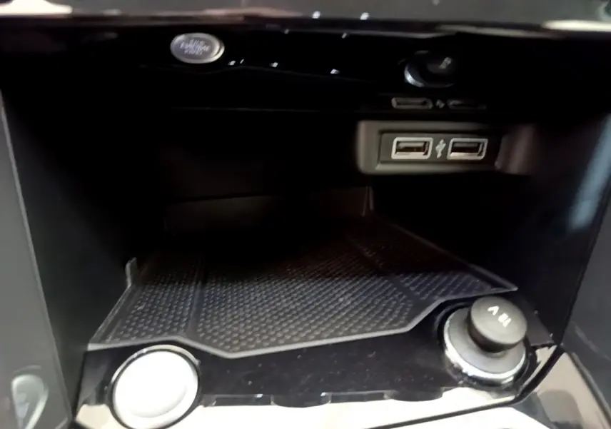 Détail de la console centrale du Volkswagen T-Roc blanc 2020 montrant prises USB et prise 12V noire.