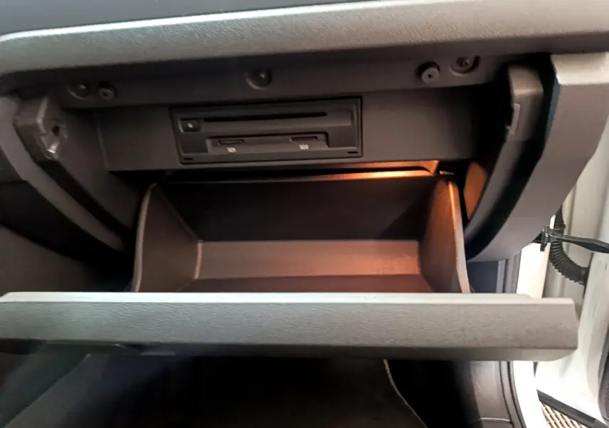 Gant de rangement ouvert côté passager avec éclairage intérieur dans un Volkswagen T-Roc blanc 2020.