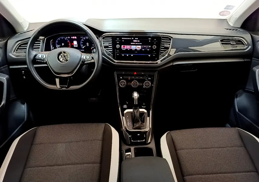 Intérieur noir du Volkswagen T-Roc 1.5 TSI 2020, vue frontale du tableau de bord et volant multifonctions cuir.