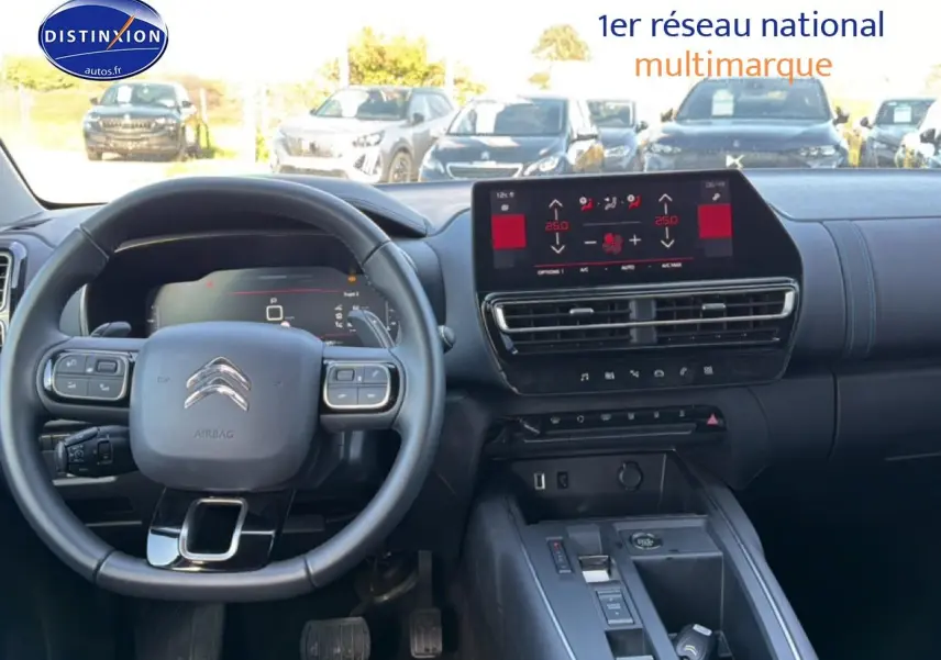 Vue intérieure avant du tableau de bord et volant noir du Citroën C5 Aircross 2025 avec écran tactile et commandes intégrées.