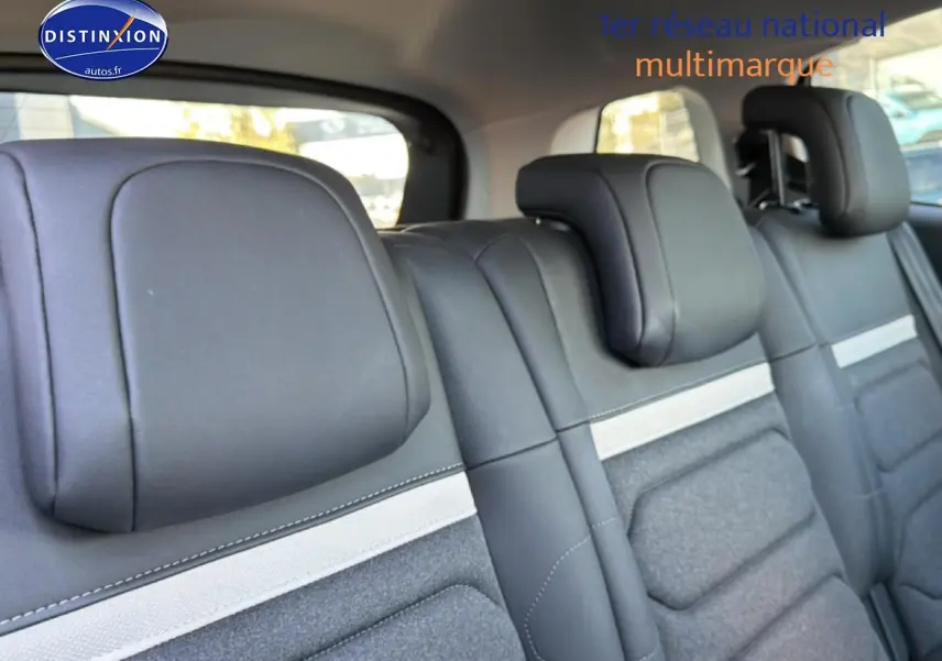 Vue rapprochée des sièges arrière noirs du Citroën C5 Aircross 2025 avec appuie-têtes et bande grise décorative.