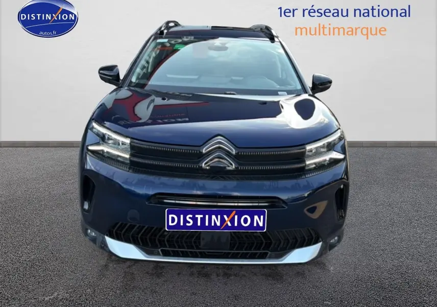 Vue frontale d'un Citroën C5 Aircross bleu eclipse 2025 avec calandre distinctive et phares LED allumés.