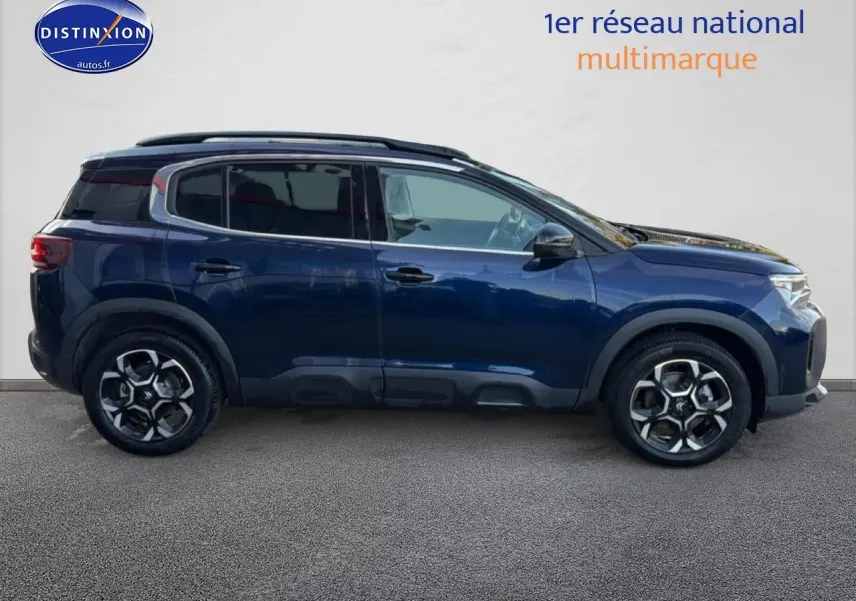 Profil droit d'un Citroën C5 Aircross bleu eclipse 2025 avec jantes alu et vitres teintées sur fond neutre.