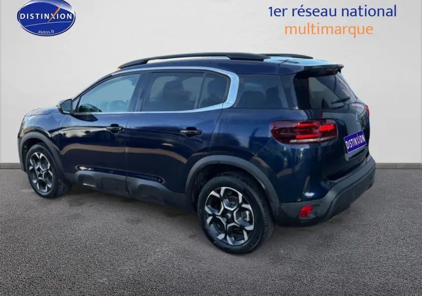 Vue 3/4 arrière droite du Citroën C5 Aircross bleu eclipse avec jantes alu et vitres teintées.