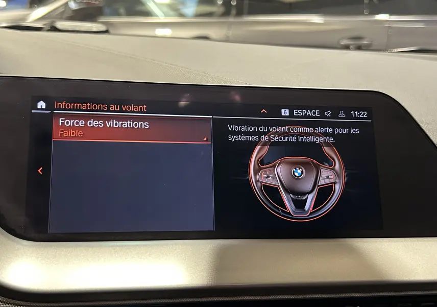 Écran central de BMW Série 1 16d 2023 affichant les réglages de vibration faible du volant avec illustration du volant BMW.