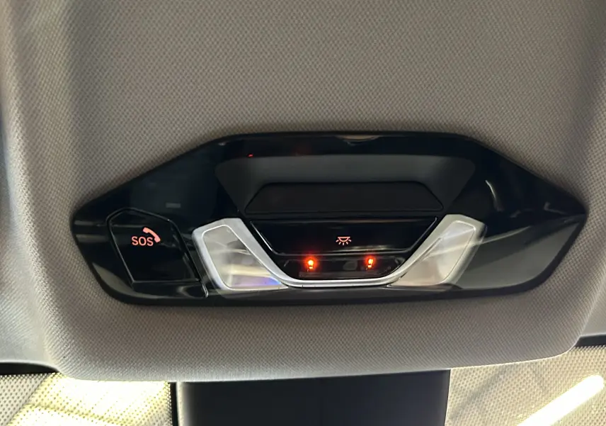 Vue en gros plan du plafonnier noir avec bouton SOS et éclairage intérieur de la BMW Série 1 16d 2023.