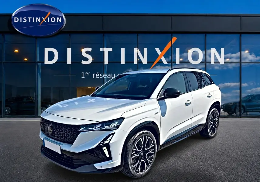 Renault Austral blanc nacré en 3/4 avant droit, avec jantes alu noires et calandre au design distinctif esprit Alpine.