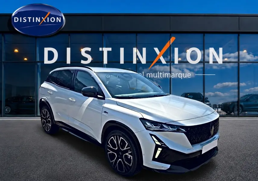 Renault Austral blanc nacré en 3/4 avant droit, avec calandre noire et jantes alliage distinctives.