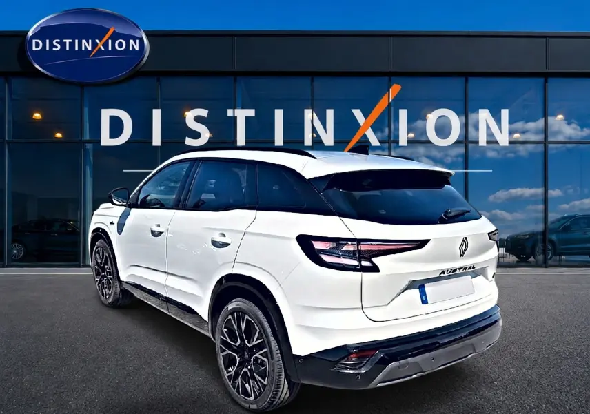 Renault Austral blanc nacré en 3/4 arrière droit, avec jantes alu noires et toit noir contrasté.