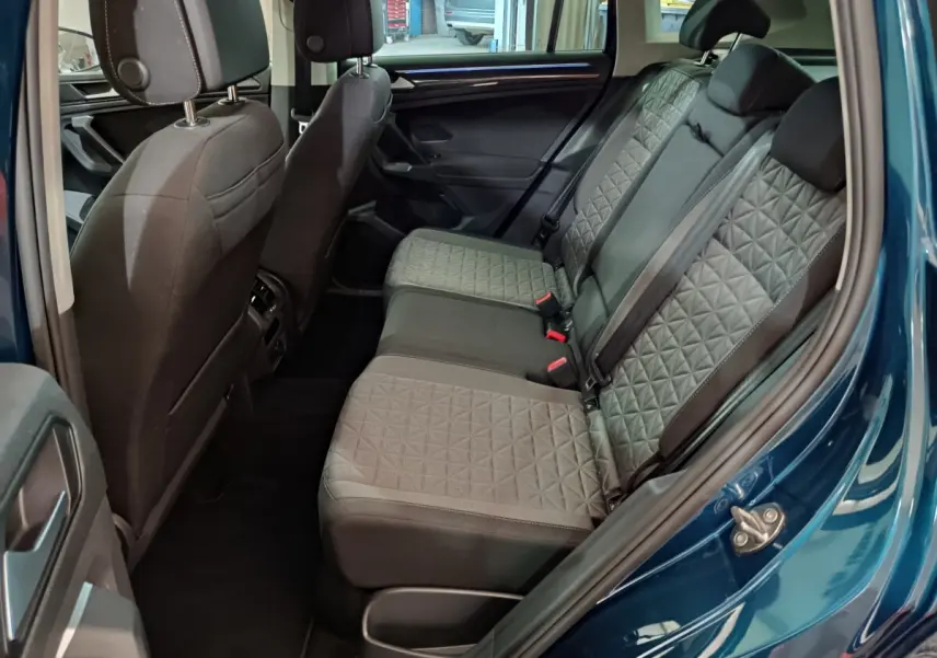 Vue côté droit sur la banquette arrière grise à motifs du Volkswagen Tiguan bleu 1.4 eHybrid 2022.