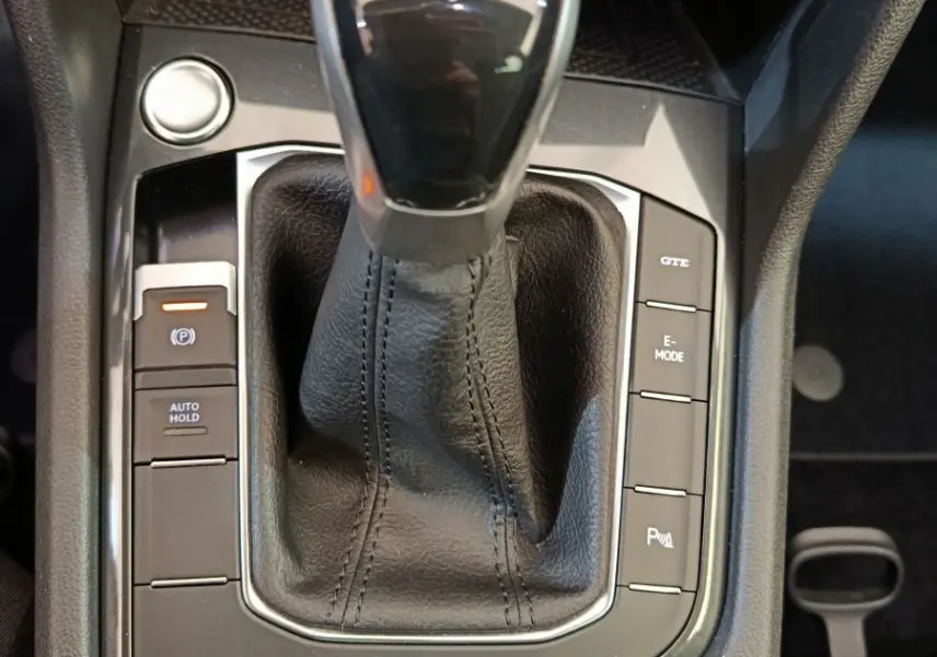 Gros plan sur la commande de boîte automatique noire avec mode GTE et E-MODE du Volkswagen Tiguan hybride rechargeable 2022.