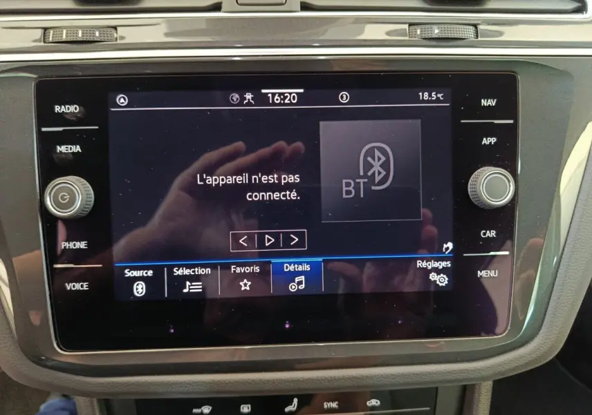 Écran tactile central du tableau de bord du Volkswagen Tiguan bleu 2022 affichant le menu Bluetooth non connecté.