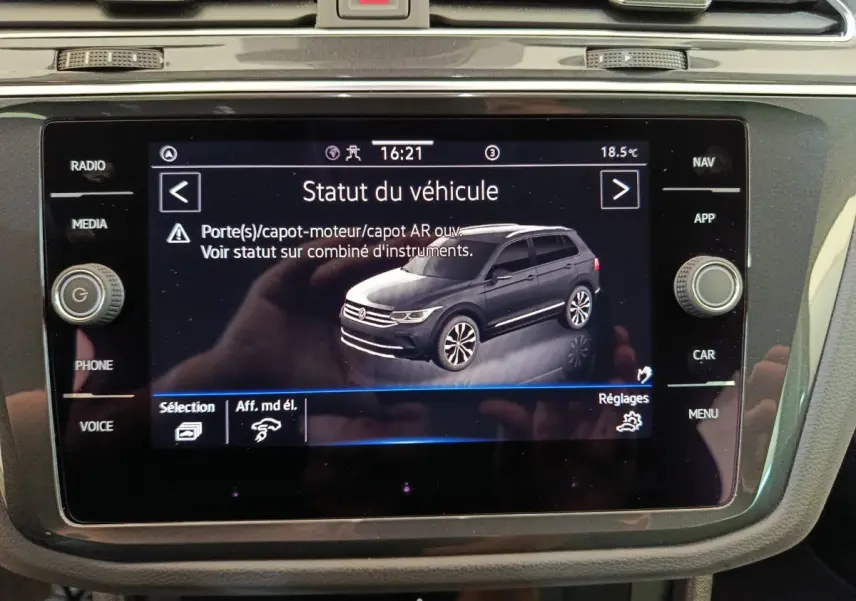 Écran tactile central affichant le statut du Volkswagen Tiguan 1.4 eHybrid 2022 en vue 3/4 arrière grise.