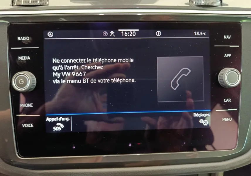 Écran tactile central du Volkswagen Tiguan 1.4 eHybrid 2022 affichant instructions de connexion Bluetooth.