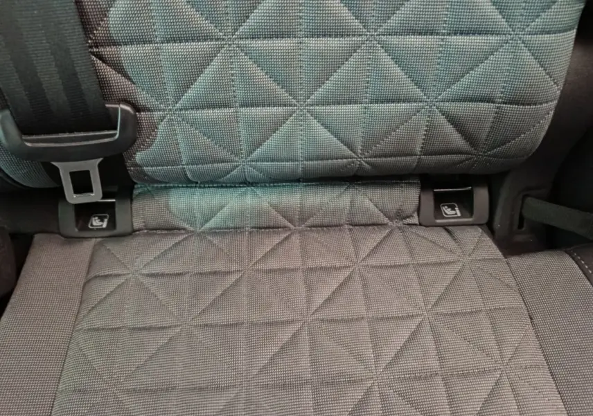 Gros plan sur la sellerie arrière grise du Volkswagen Tiguan 1.4 eHybrid 2022 avec fixation Isofix visible.