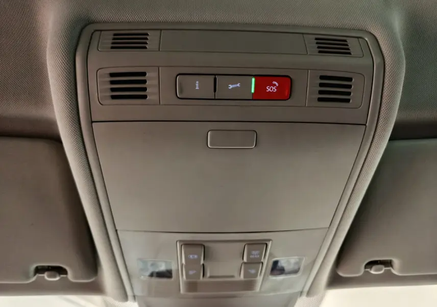 Vue intérieure du plafonnier gris avec boutons d'appel d'urgence et commandes d'éclairage du Volkswagen Tiguan hybride 2022.
