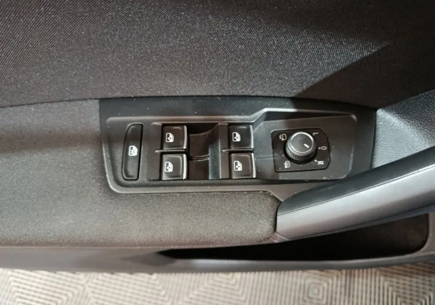 Panneau de commande des vitres et rétroviseurs côté conducteur du Volkswagen Tiguan bleu 1.4 eHybrid 2022.