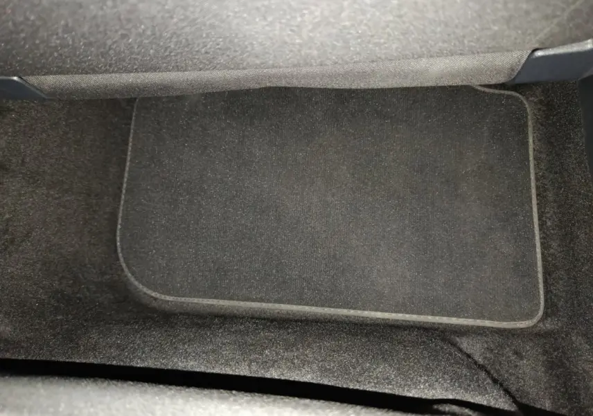 Tapis de sol noir côté passager avant du Volkswagen Tiguan 1.4 eHybrid 245 DSG6 Life Business 2022