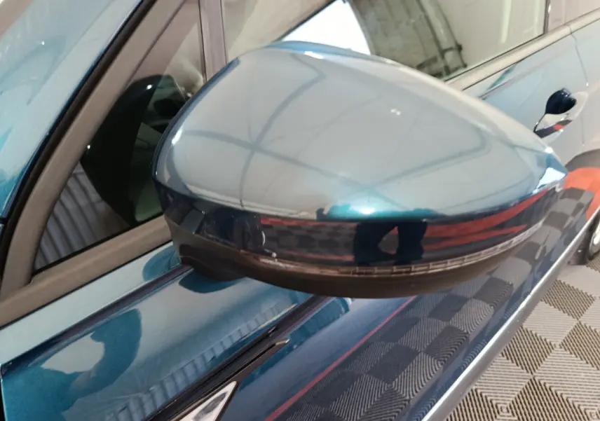 Rétroviseur droit bleu métallisé du Volkswagen Tiguan 1.4 eHybrid 245 DSG6 LIFE BUSINESS en gros plan.