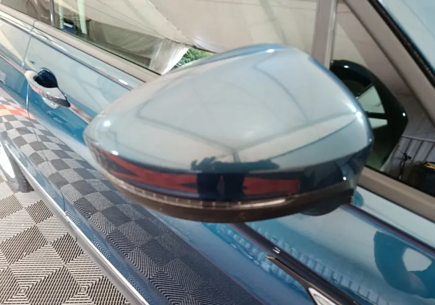 Rétroviseur droit bleu du Volkswagen Tiguan 1.4 eHybrid 245 DSG6 Life Business, vue rapprochée sur la portière côté droit.