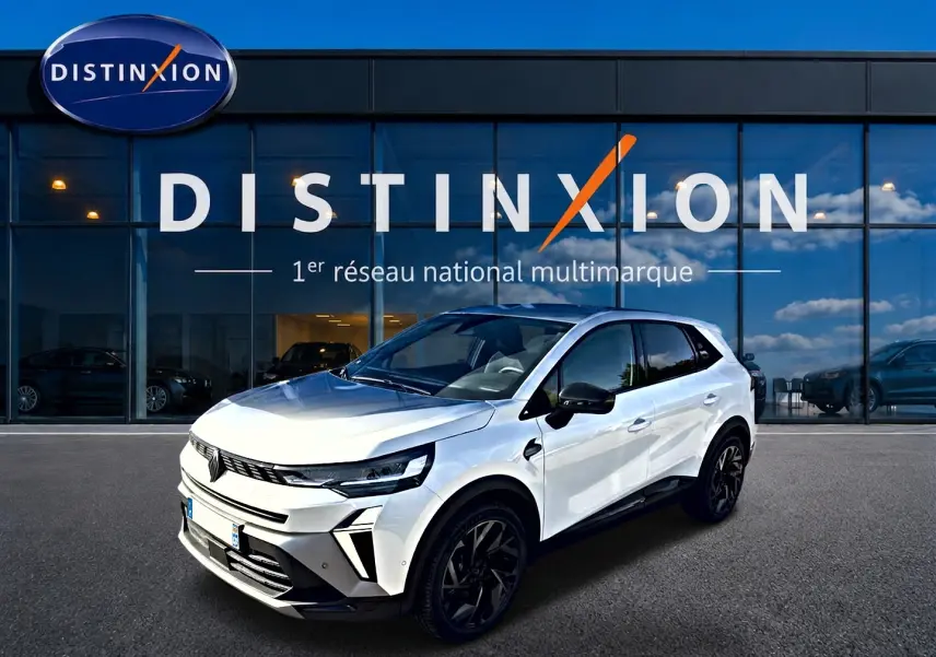 Renault Symbioz blanc nacré en 3/4 avant droit, avec jantes noires et détails noirs contrastants.