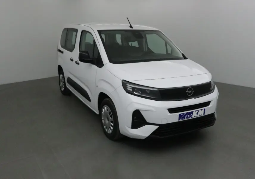 Opel Combo Life blanc en vue 3/4 avant droit, avec calandre noire et protections latérales noires visibles.