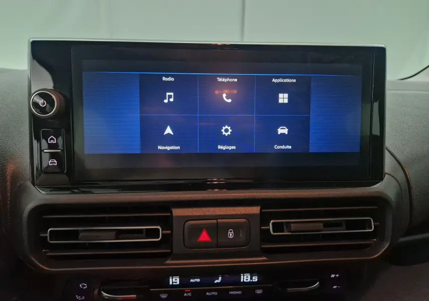 Écran tactile central du tableau de bord de l'Opel Combo Life blanc avec commandes climatisation et ventilation visibles.