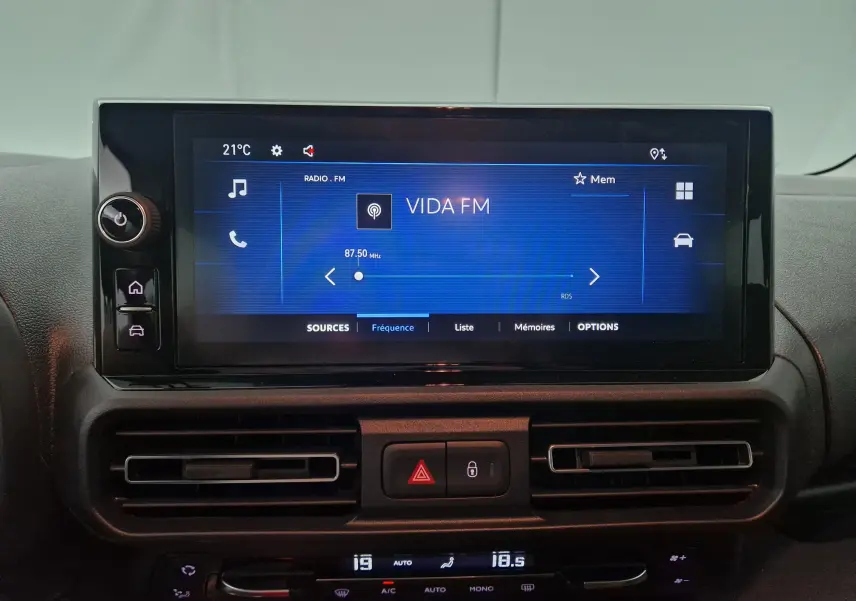 Écran tactile central du tableau de bord de l’Opel Combo Life blanc, affichant la radio VIDA FM à 87,5 MHz.