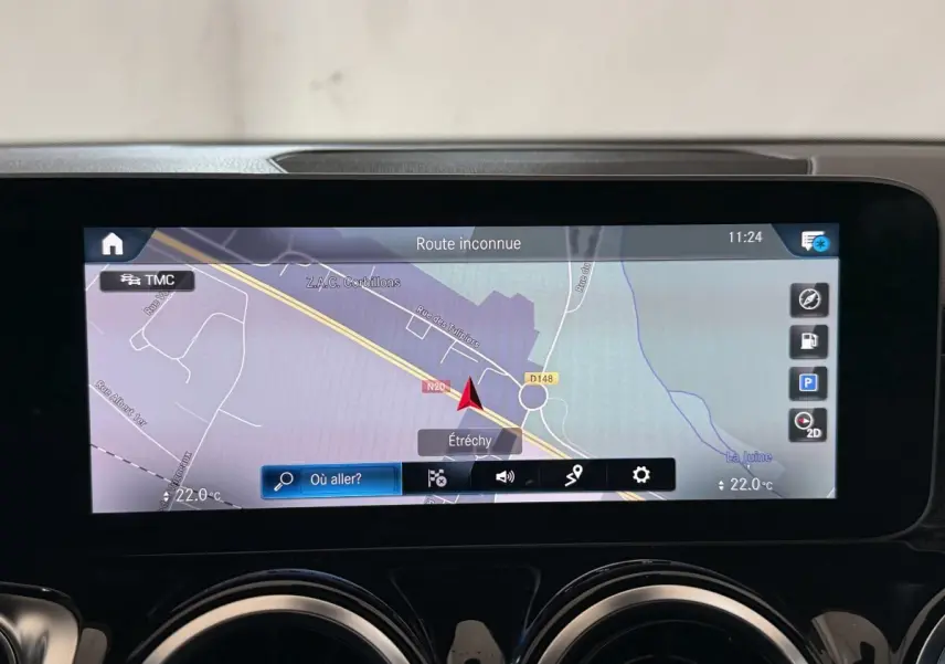 Écran tactile central du Mercedes GLB 200 d AMG Line 2020 affichant la navigation GPS en intérieur noir brillant.