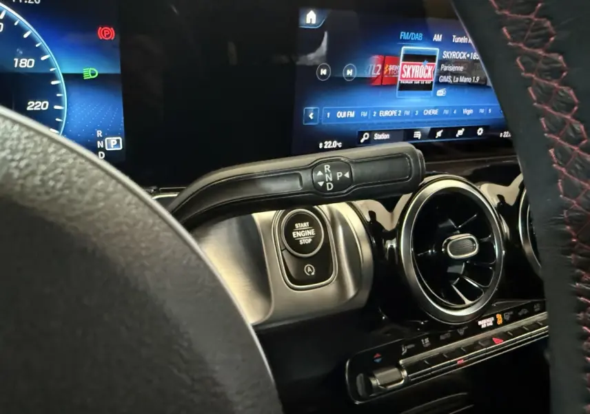 Gros plan sur le tableau de bord du Mercedes GLB 200 d AMG Line 2020, volant cuir noir et écran tactile affichant la radio Skyrock.