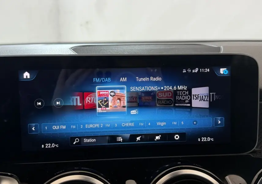 Écran tactile central du Mercedes GLB 200 d AMG Line 2020 affichant la radio numérique FM/DAB en intérieur noir élégant.