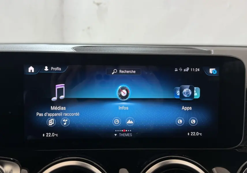 Écran tactile central du tableau de bord du Mercedes GLB 200 d AMG Line affichant médias, infos et apps.