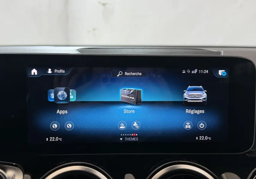 Écran tactile central affichant le menu multimédia du Mercedes GLB 200 d AMG Line noir, vue intérieure frontale.