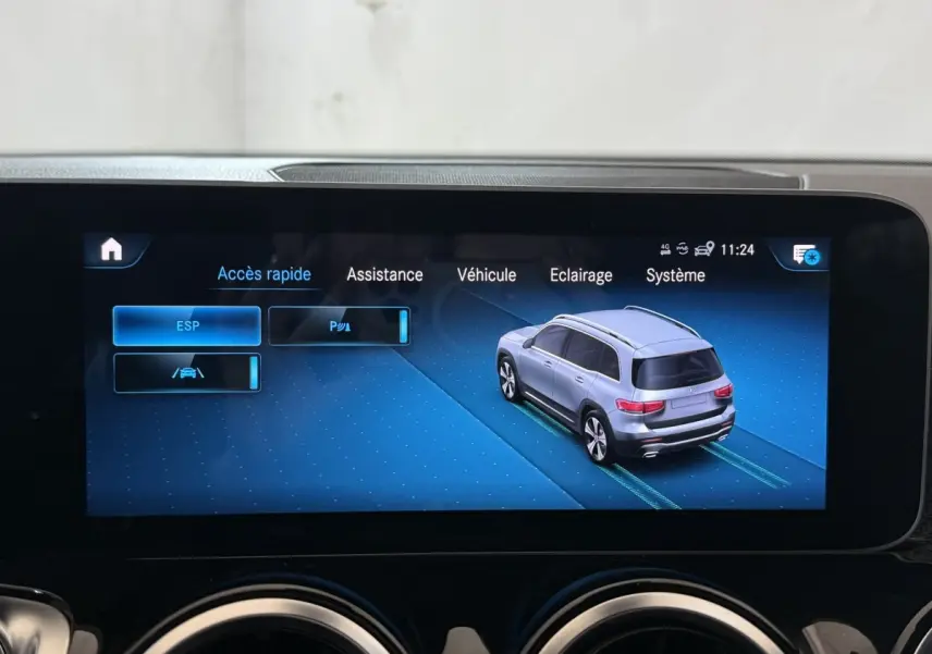 Écran tactile intérieur montrant une vue 3/4 arrière d’un Mercedes GLB noir avec options d’assistance activées.