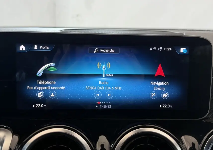Écran tactile central du tableau de bord du Mercedes GLB 200 d AMG Line 2020 affichant téléphone, radio et navigation.