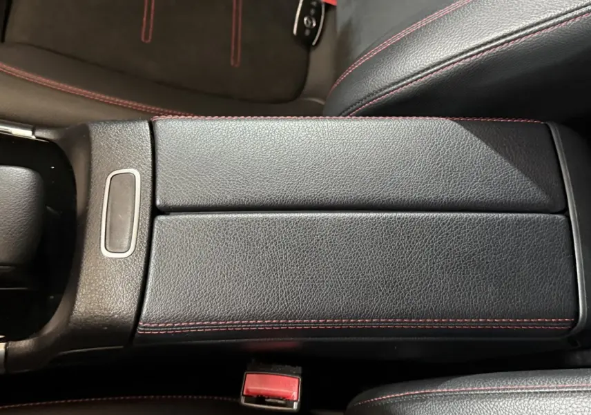 Gros plan sur l'accoudoir central en cuir noir avec surpiqûres rouges du Mercedes GLB 200 d AMG Line 2020.