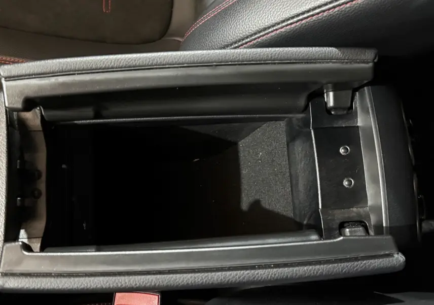 Vue plongeante sur le rangement central ouvert en cuir noir avec surpiqûres rouges du Mercedes GLB 200 d AMG Line 2020.