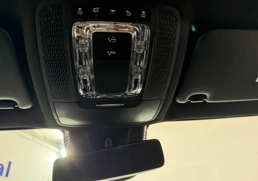 Vue intérieure du plafonnier noir du Mercedes GLB 200 d AMG Line avec commandes SOS et éclairage intégré.