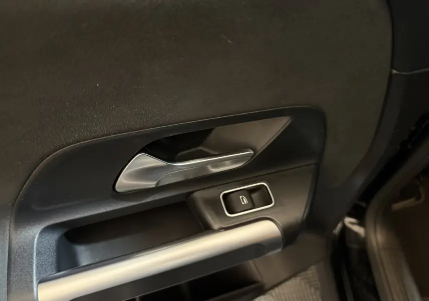 Poignée intérieure côté gauche avec commande de verrouillage sur porte noire d'un Mercedes GLB 200 d AMG Line 2020.